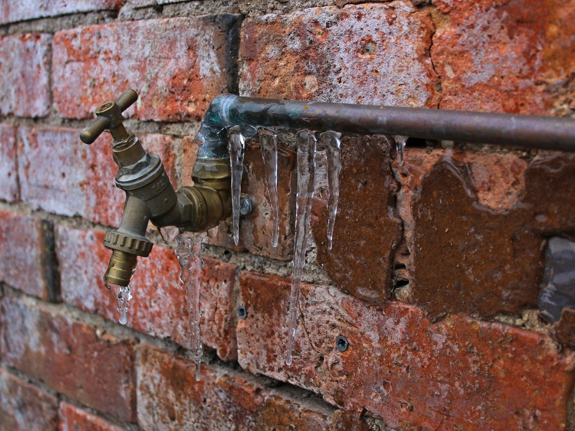 Frozen pipes, blocked drains and common winter drainage issues – metro rod manchester